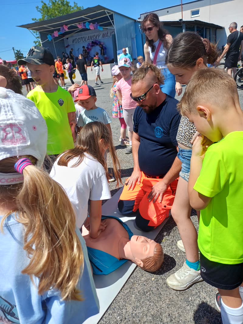 Ukážka prvej pomoci pre deti na Kostolanskom májovci